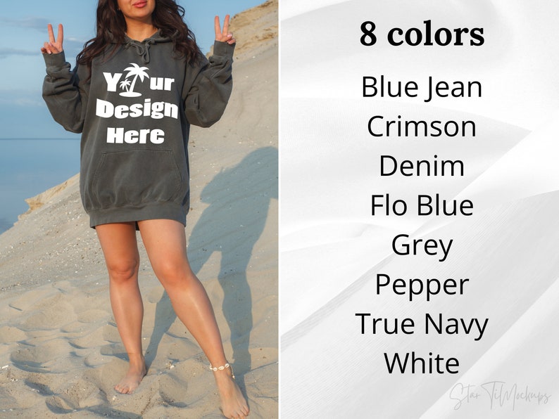 Puede incluir: Una sudadera con capucha gris antracita de gran tama&ntilde;o con un gr&aacute;fico de palmera blanca y el texto "Yur Design Here". La sudadera con capucha se muestra en una modelo de pie en una playa de arena. La sudadera con capucha est&aacute; disponible en 8 colores: Blue Jean, Crimson, Denim, Flo Blue, Grey, Pepper, True Navy y White.