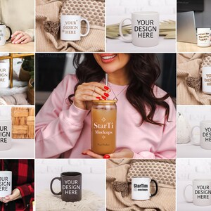K&ouml;nnte beinhalten: Eine Sammlung wei&szlig;er Keramikbecher mit dem Aufdruck "YOUR DESIGN HERE". Die Becher sind in verschiedenen Umgebungen zu sehen, darunter auf einem Tisch, in einer Hand und auf einer Decke.