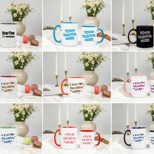 K&ouml;nnte beinhalten: Eine Mockup von neun wei&szlig;en Keramikbechern mit unterschiedlichfarbigen R&auml;ndern und Griffen. Jeder Becher tr&auml;gt den Text "YOUR DESIGN HERE". Die Becher sind in drei Reihen zu je drei angeordnet, mit einem Strau&szlig; wei&szlig;er Blumen in einer Vase hinter jeder Reihe.