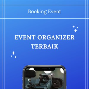 K&ouml;nnte beinhalten: Ein blauer und wei&szlig;er Farbverlaufshintergrund mit wei&szlig;em Text, der "Our Website", "Upcoming Event" und "Booking Event" lautet. Der Text "EVENT ORGANIZER TERBAIK" ist wei&szlig; auf blauem Hintergrund. Ein Smartphone mit schwarzem Geh&auml;use zeigt eine Nahaufnahme einer schwarzen Videokamera.