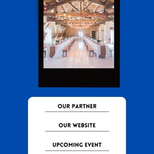 K&ouml;nnte beinhalten: Ein Hochzeitsort mit langen Tischen, die f&uuml;r einen Empfang aufgebaut sind. Der Veranstaltungsort hat eine Holzdecke mit Lichterketten, die von ihr h&auml;ngen. Der Text "OUR PARTNER", "OUR WEBSITE", "UPCOMING EVENT", "OUR CLIENT" und "BOOKING NOW" wird auf einem wei&szlig;en Rechteck angezeigt.