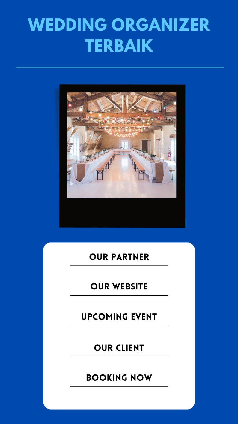 K&ouml;nnte beinhalten: Ein Hochzeitsort mit langen Tischen, die f&uuml;r einen Empfang aufgebaut sind. Der Veranstaltungsort hat eine Holzdecke mit Lichterketten, die von ihr h&auml;ngen. Der Text "OUR PARTNER", "OUR WEBSITE", "UPCOMING EVENT", "OUR CLIENT" und "BOOKING NOW" wird auf einem wei&szlig;en Rechteck angezeigt.