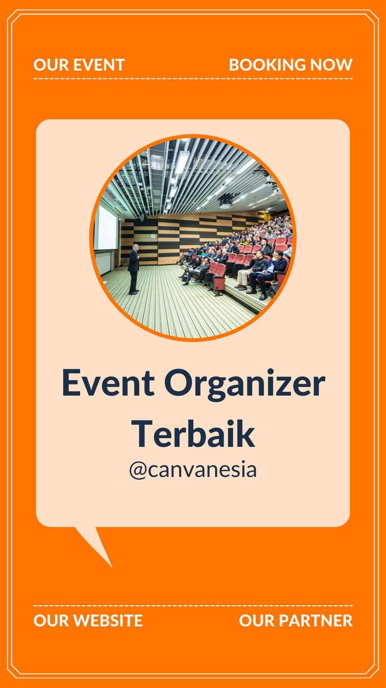 K&ouml;nnte beinhalten: Ein Redner h&auml;lt eine Rede in einem gro&szlig;en Auditorium. Das Publikum sitzt in Reihen auf roten St&uuml;hlen. Der Text auf dem Bild lautet "Event Organizer Terbaik @canvanesia".