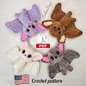 Puede incluir: Cuatro murciélagos de ganchillo hechos a mano en tonos morado, marrón, blanco y gris. Cada murciélago tiene ojos grandes, orejas rosas y alas detalladas. La imagen incluye un icono PDF, una bandera estadounidense y el texto "Crochet pattern".