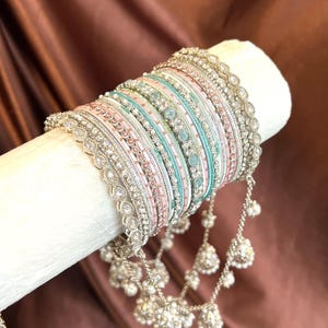Zilveren pastel bruids jhumka aansluitende armband set één arm zware Indiase Pakistaanse huwelijkssieraden roze blauwe sieraden