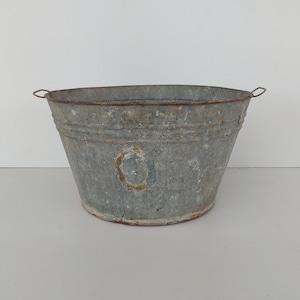 Large metal bucket, antique metal well bucket, old zinc pot, farmhouse decor, flower pot, rusty pot, metal pot, vintage flower pot