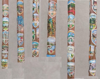 Puede incluir: Un bastón de madera con múltiples pegatinas coloridas adheridas a él. Las pegatinas presentan imágenes de varios monumentos y lugares, incluyendo montañas, iglesias y paisajes urbanos.