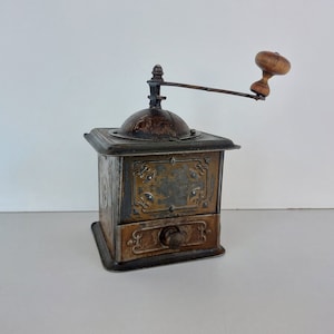 Antike Kaffeemühle, Vintage, alt, Vintage, Dekor, Metallkaffeemühle, schäbige Küchendekoration, Sammlerstück