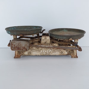 Escala antigua, escala blanca, escala de Hungría, escala vintage, escala de cocina, escala retro, decoración del hogar, única, en mal estado, comida, escala hermosa