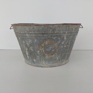 Large metal bucket, antique metal well bucket, old zinc pot, farmhouse decor, flower pot, rusty pot, metal pot, vintage flower pot