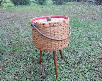 Beautiful mid century 50s/60s sewing basket made of rattan weave on wood legs, vintage sewing basket, retro sewing basket