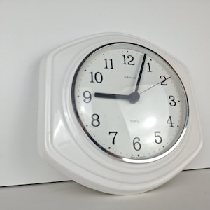 Kienzle-klocka, väggklocka, vit klocka, keramisk klocka, tillverkad i Tyskland, köksklocka, vintageklocka, retroklocka, present, presentidé