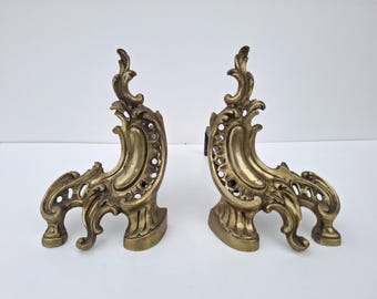 Precioso par de morillos o soportes para chimenea franceses de latón antiguo, accesorios para chimenea, casa rústica