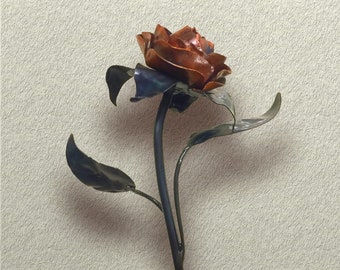 Escultura de rosa de cobre forjado a mano – Flor de hierro romántica