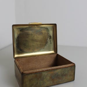 Scatola per sigarette vintage in ottone e legno con patina, India, metà secolo