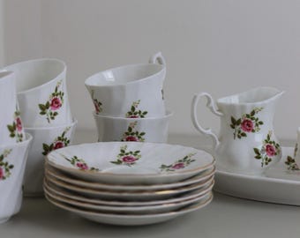 Staffordshire “Delfont” Fine Bone China Tea Set – 15-Piece Vintage Rose Trio Service, England