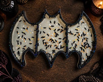Fledermaus-Tablett aus Kunstharz: Halloween-Dekoration mit Glitzerkonfetti