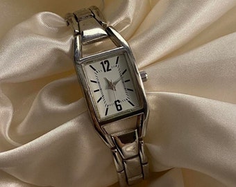 Beautiful vintage art deco analogue silver tone watch for women
