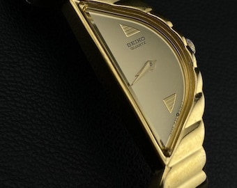 SEIKO　Rivoli ゴールド 腕時計 AVAILABLE // Vintage SEIKO Rivoli Gold Tone Half Moon Quartz