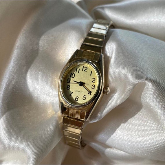 Stunning Vintage Classy Dainty Gold Tone Watch