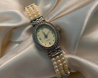Wunderschöne kokette Vintage-Armbanduhr mit silberfarbenem Perlenarmband für Damen