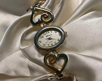 Belle montre-bracelet analogique délicate dorée et argentée à maillons en forme de cœur