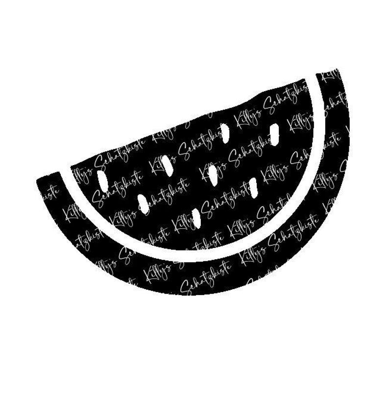 K&ouml;nnte beinhalten: Ein schwarz-wei&szlig;es Wassermelonenscheibendesign. Die Wassermelone hat eine wei&szlig;e Schale und wei&szlig;e Samen. Der schwarze Teil der Wassermelone tr&auml;gt den Text "Killy's Schatzkiste" in wei&szlig;er Schrift.