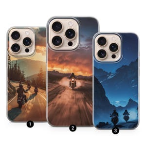 Può includere: Tre custodie per telefono con disegni a tema motociclistico. Una custodia presenta un tramonto su una strada di montagna con motociclisti, un'altra mostra un motociclista su una strada al tramonto e la terza raffigura motociclisti che guidano di notte.