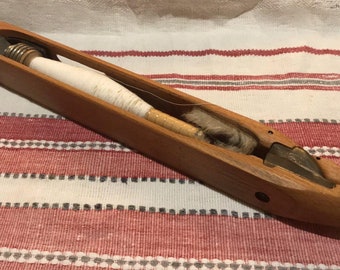 Antique weaving shuttle with spindle - beautiful, polished wooden weaving shuttle, hand flatterer, vintage from the 50s, weaving accessories