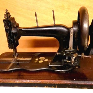 Stara maszyna do szycia z podstawą skrzypcową, korba ręczna, firma Gritzner