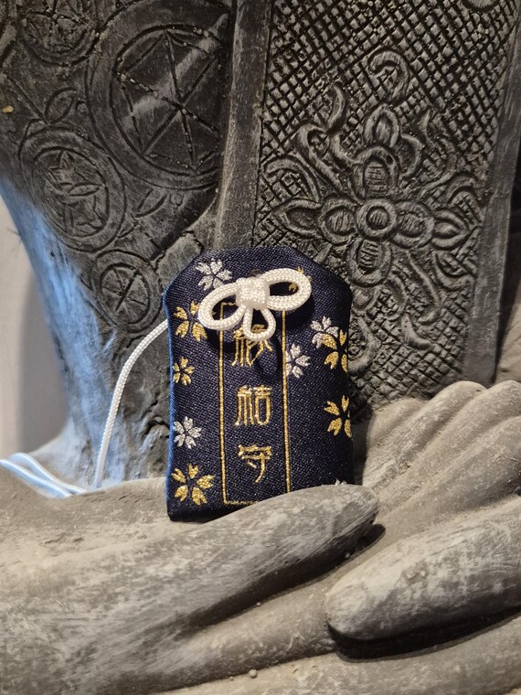 Blaues Omamori – Hüter des Herzens – Japanischer Glücksbringer zum Selbstbefüllen,tolles Schutz Amulett, goldener Anhänger Glück