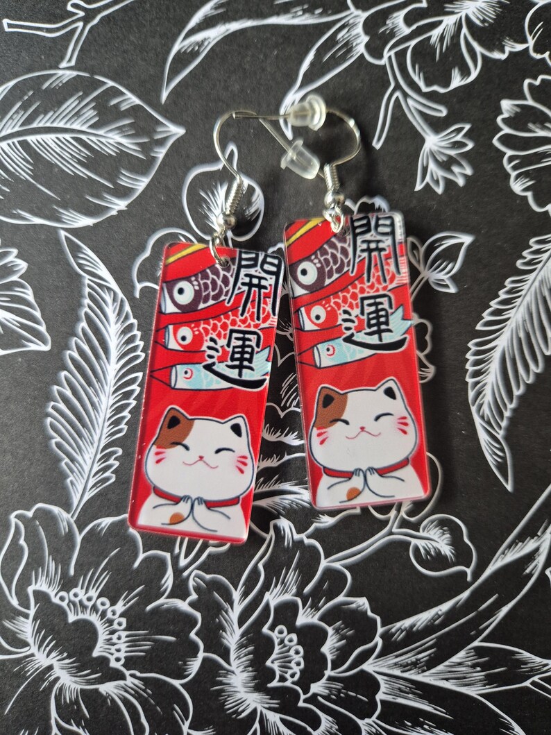 Japanische Ohrringe mit Glückskatzen - Maneki-Neko Schmuck, Koinobori Anhänger 925 Sterling Silber, Kawaii Accessoires image 1