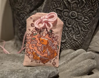 Rosa Omamori mit Koi Karpfen, Japanischer Glücksbringer zum Selbstbefüllen, tolles Schutz Amulett, kleiner Anhänger Glück