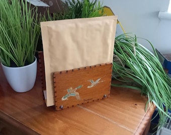 Porta-cartas de madeira vintage com incrustações de latão: organizador de mesa de meados do século