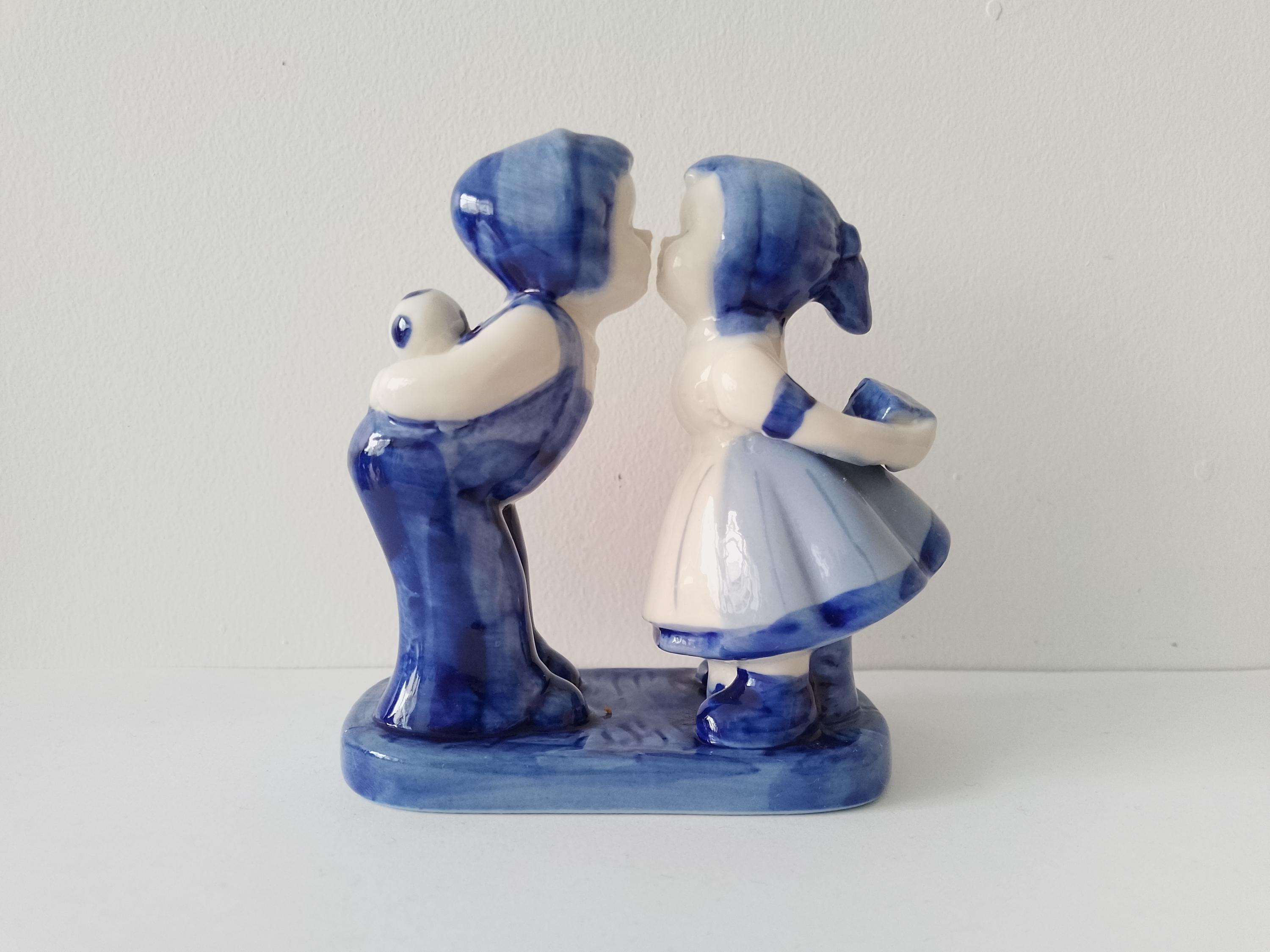 キスするカップルの磁器 ロイヤルデルフト オランダ オランダの置物 