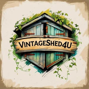 K&ouml;nnte beinhalten: Illustration eines Vintage-Schuppens mit dem Text "VINTAGESHED4U" auf einem Holzschild. Der Schuppen ist in Blau- und Gr&uuml;nt&ouml;nen gehalten, mit braunen Akzenten und gr&uuml;nen Ranken. Das Kunstwerk hat einen Aquarellstil.