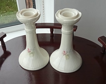 Paar vintage Donegal Parian-China kandelaar: Iers-keltisch bloemendecor