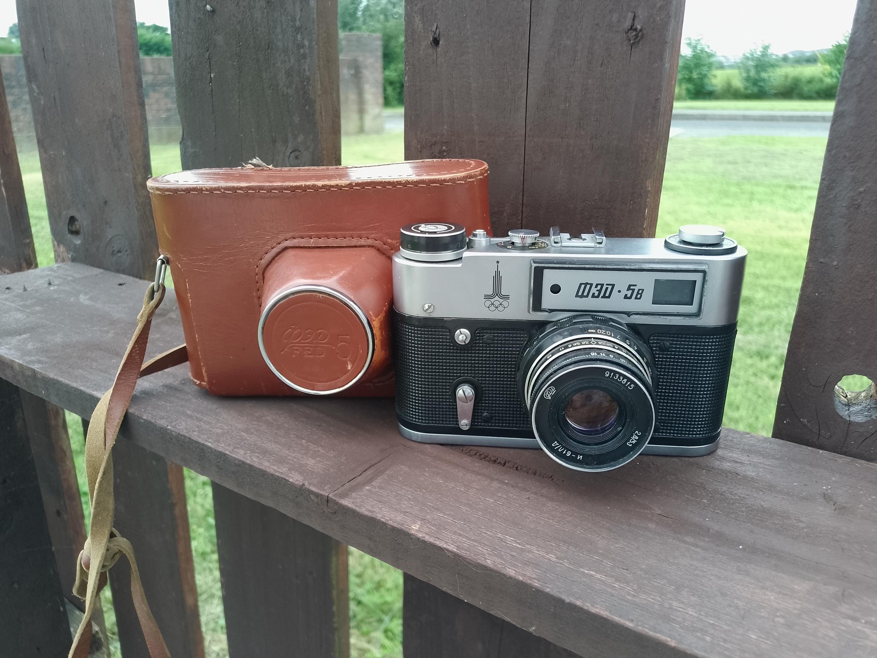 ロシア FED-5 & Industar-61 レンジファインダーカメラ Fed 5 and its Radioactive Industar 61 L/D Lens! – Bob Giles