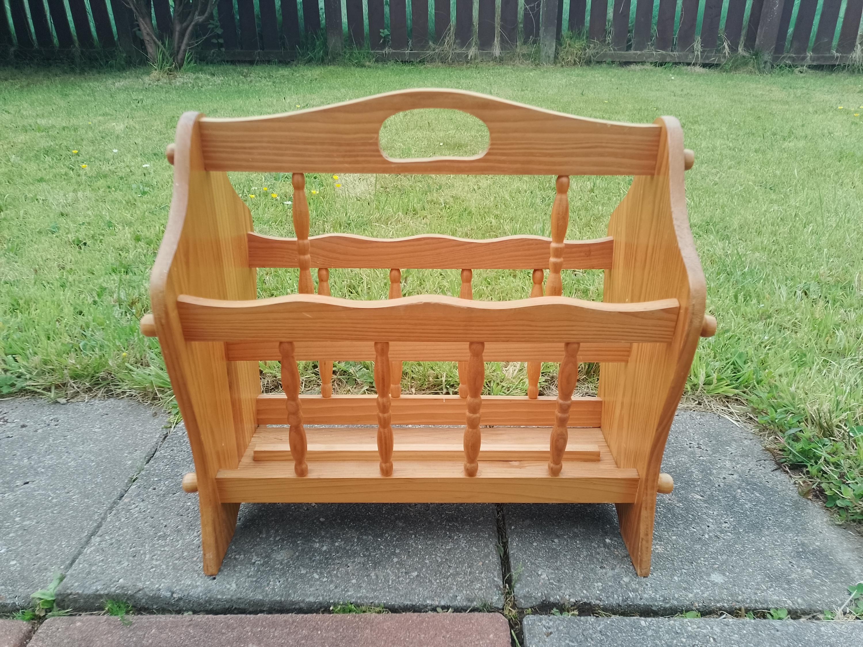 素朴な木製マガジンラック：ヴィンテージフレンチスタイルの新聞