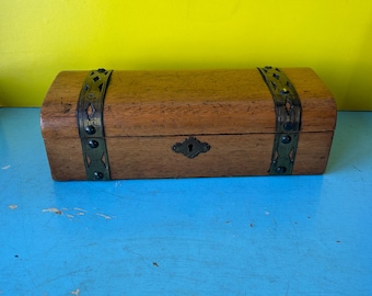 Caja de recuerdo de madera vintage.