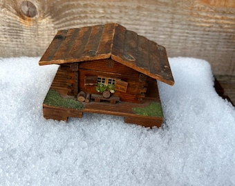 Caja de música vintage de cabaña/chalet/madera fabricada en Suiza.