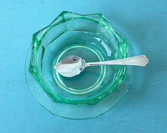 Plato de mermelada hermoso vaso verde