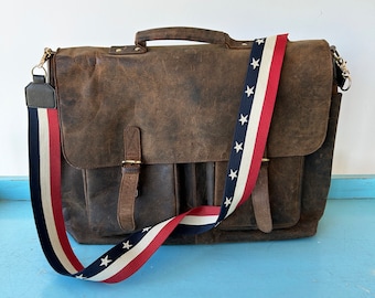 Bolso para portátil de piel marrón con correa desmontable a rayas con la bandera estadounidense