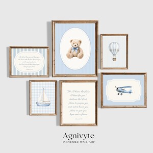 Könnte beinhalten: Ein Set aus sechs gerahmten Wandbildern in Hellblau und Weiß. Die Sammlung umfasst einen Teddybären, einen Heißluftballon, ein Segelboot, ein altes Flugzeug und zwei Drucke mit religiösen Texten in einer klassischen Serifenschrift.