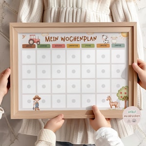 Op de afbeelding: Een printbare weekplanner met een boerderijthema. De planner heeft een tractor, een koe, een schaap en een boer met een schop. De dagen van de week staan bovenaan: Maandag, Dinsdag, Woensdag, Donderdag, Vrijdag, Zaterdag, Zondag. De tekst "Mein Wochenplan" staat bovenaan de planner.