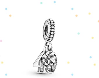 Op de afbeelding: Zilveren bedel met een klavertjevier en het getal 40, geaccentueerd met heldere zirkonia-stenen. De bedel is ontworpen om aan een armband of ketting te worden toegevoegd.