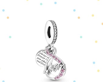 Op de afbeelding: Zilveren bedel met een hartvormig 'Mam' ontwerp met roze kristallen en een kleiner hart met een helder kristal. De bedel heeft ook een ronde schijf met de inscriptie 'Ik hou van je altijd en voor altijd'.