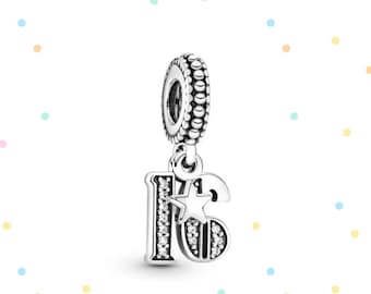 Op de afbeelding: Zilveren bedel met een glinsterende ster en het nummer 16. De bedel is ontworpen om aan een armband of ketting te worden toegevoegd.