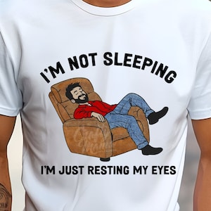 Nur meine Augen ruhen PNG, ich schlafe nicht, lustiges Png, lustiger Vater Png, lustiges Zitat Png, Vatertag Png, Papa Liege Png, alter Mann Png