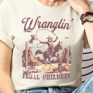Fichier PNG Wranglin Feral Kids, Funny Western Png, Funny Mom Png, Wild Png, Funny Png, Wild shirt Png, Western Raccoon Png, Citation drôle de maman